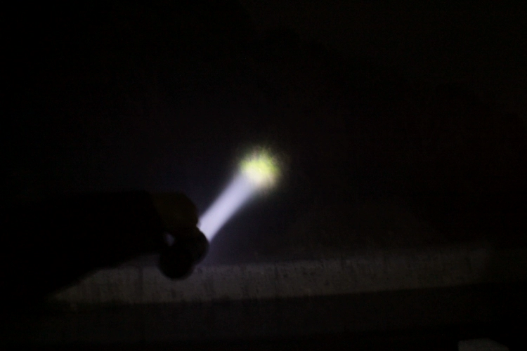 R5 Đèn LED cầm tay Đèn di động ngoài trời Đèn cưỡi ngoài trời Chói đèn pin sạc