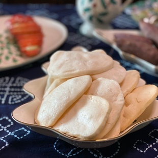 年糕片！儿时必不可少的解馋零食！只要听到“爆炒米花”！孩子们都会蜂拥而至拿着竹篮排队等待！随着“嘭”一声！“粮食扩张啦”儿时的幸福和快乐很简单！这次朋友推荐！立刻下单！盼来了这款年糕片！真的是小时候的味道！