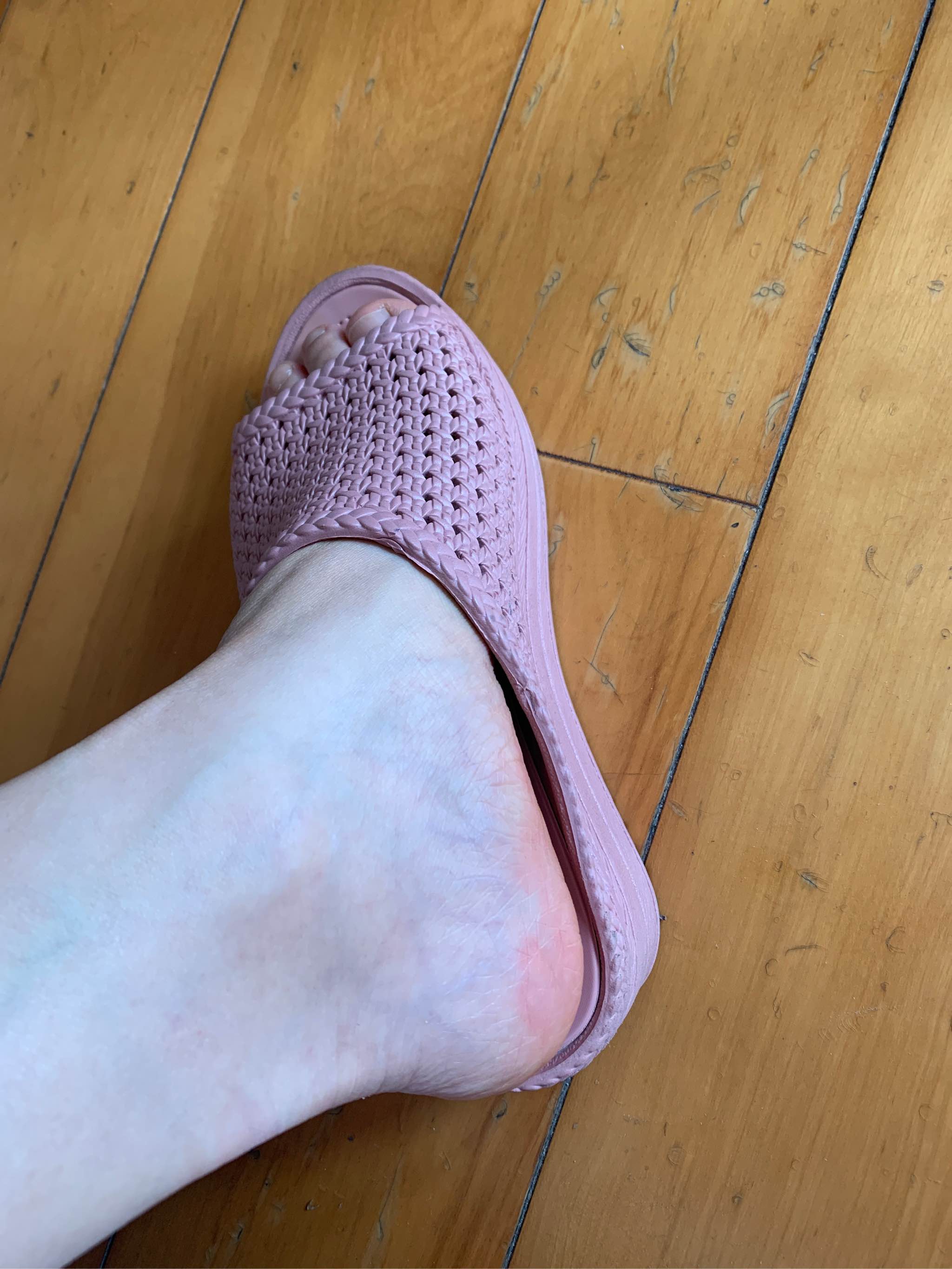 凉拖鞋磨脚怎么办 凉拖磨脚怎么处理就不磨脚了